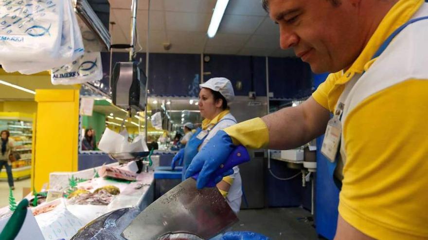 Ana Talavera y Javier Suárez, ayer, en una pescadería de Salinas.