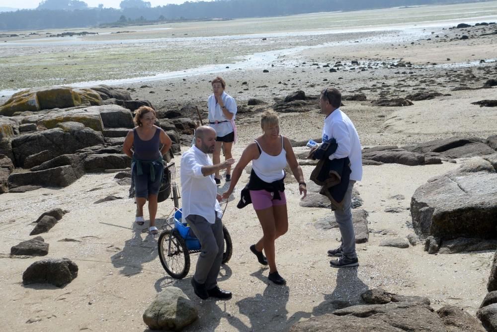 Villares se acerca en Cambados a la actividad de los sectores productivos - El líder de En Marea visita la localidad arousana para pasear por la plaza de abastos, visitar Martín Códax y departir con l