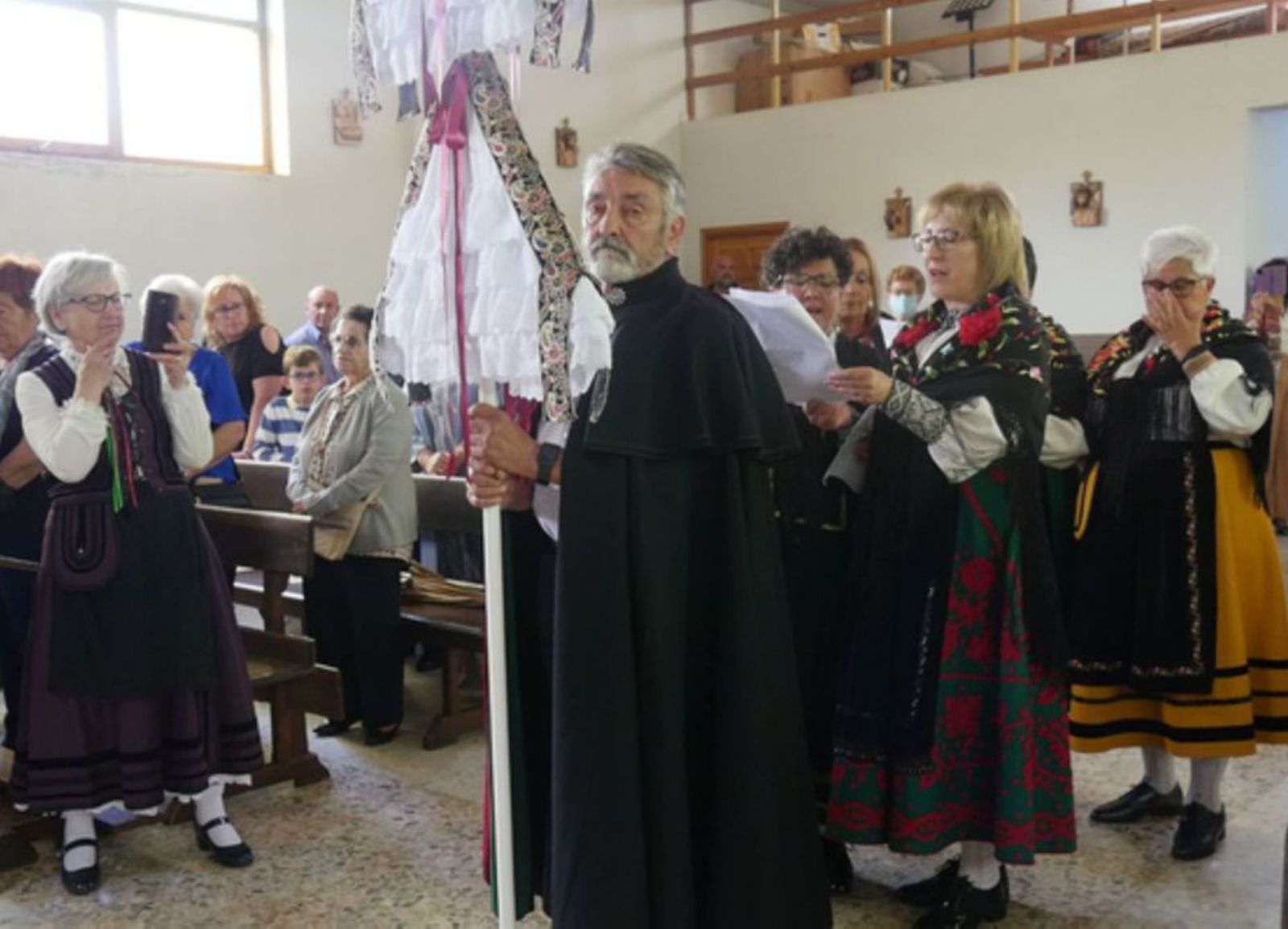 Canto del ramo leonés en la iglesia. | E. P.