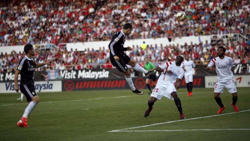 Cristiano cabecea en la jugada del segundo gol del Madrid.