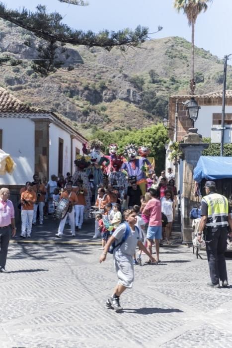 Fiestas del Pino en Teror: Subida de la Bandera en la Basílica