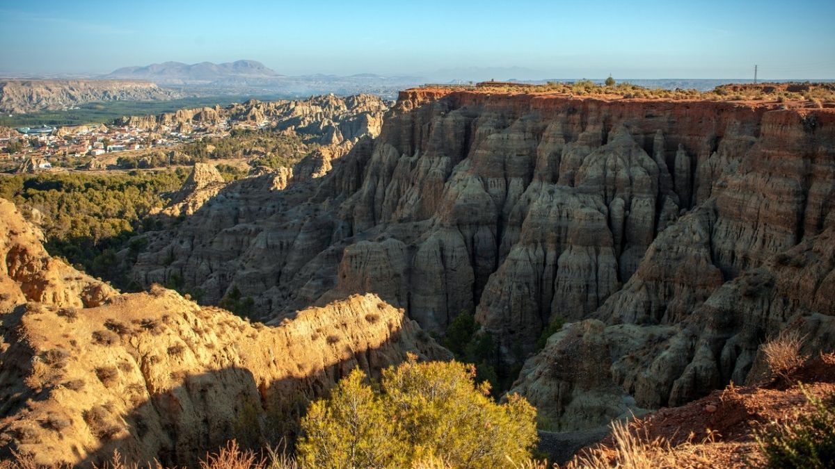 Este pueblo en la comarca de Guadix es el punto de partida ideal para visitar el Geoparque de Granada