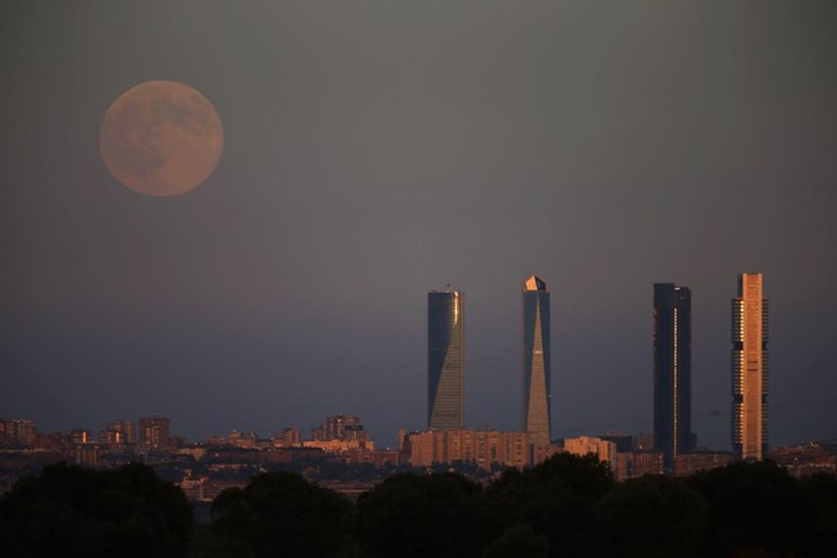 La luna por encima del área de negocios de Madrid, el 10 de agosto de 2014. 