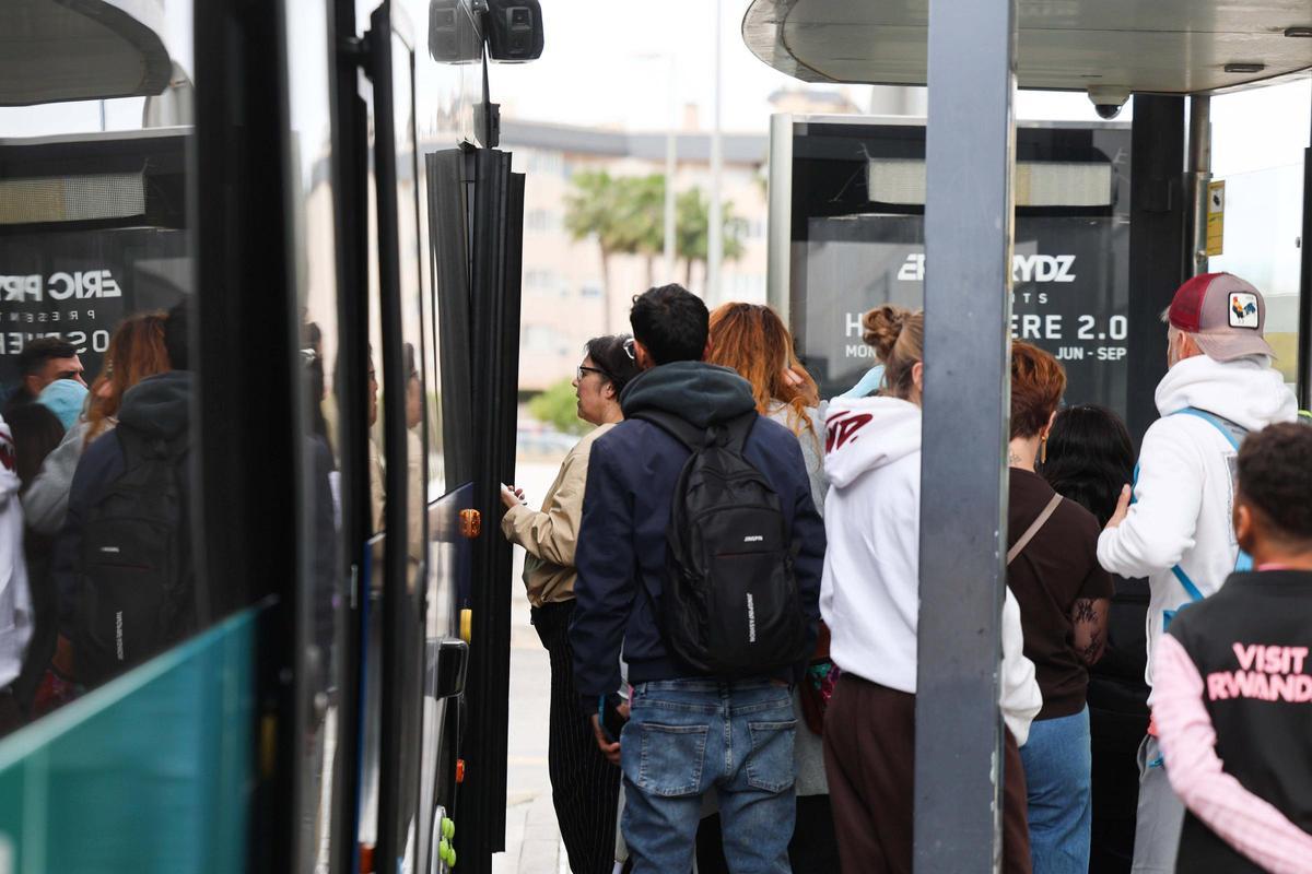 Usuarios subiendo al autobús en el primer día de la reorganización del servicio