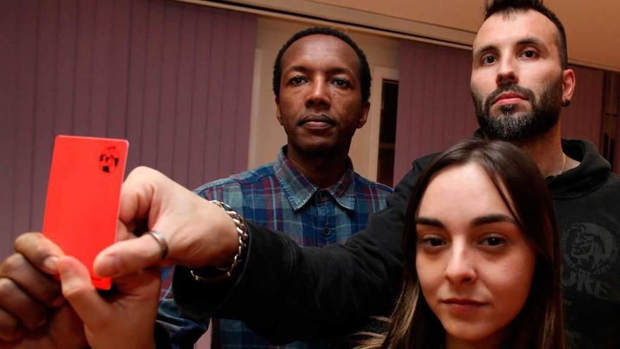 El trío arbitral formado por Tarekegne Asnake Wolde, Aser Fernández y Sonia Güevea, ayer, en Gijón.