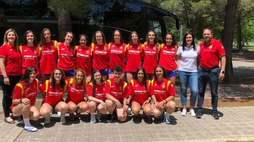 La selección, con los dos técnicos malagueños.