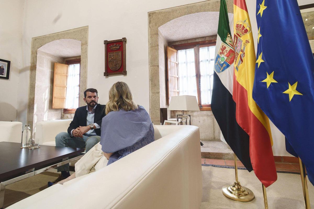 Fotogalería | Reunión entre la presidenta de la Junta, María Guardiola, y el secretario del PSOE en Extremadura, Álvaro Sánchez Cotrina
