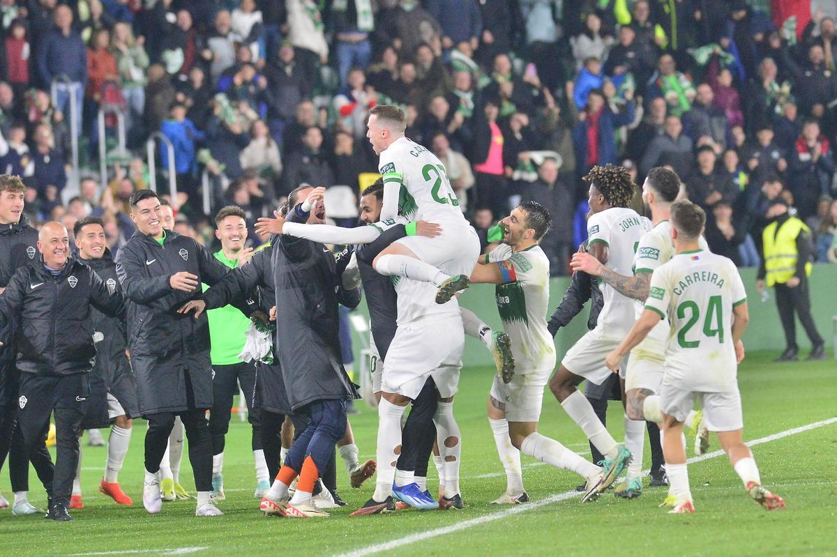 Todos los jugadores del Elche se fundieron en un abrazo con Mourad tras marcar el gol