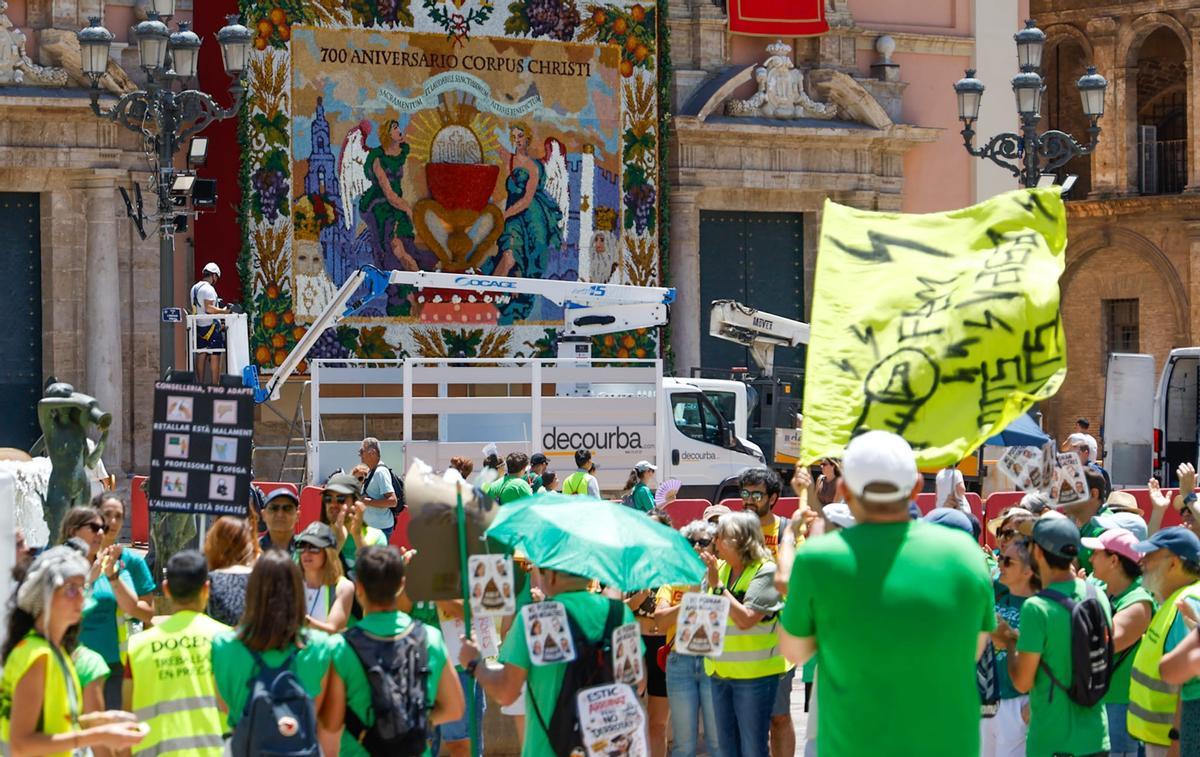 Docentes en huelga y organizadores de la fiesta del Corpus conviven en la plaza de la Virgen