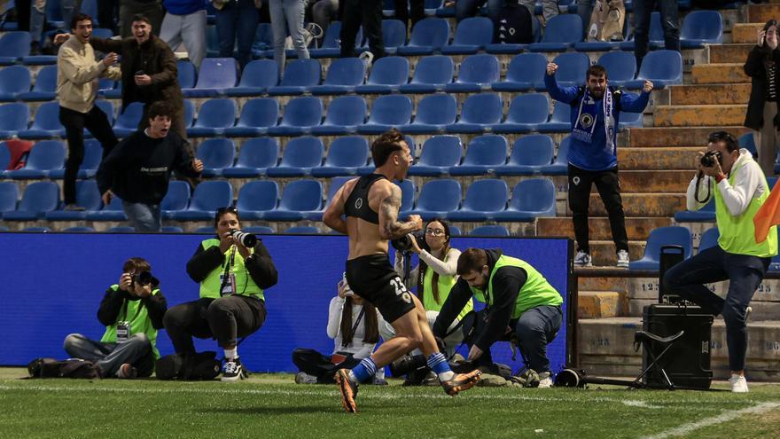 Los fotógrafos retratan la celebración de Rafa de Palmas después de marcar el gol de la victoria del Hércules ante el Torremolinos.