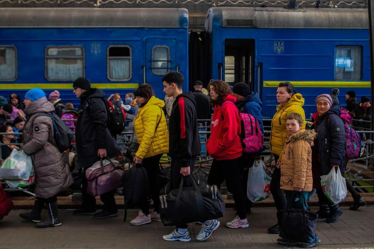 Una multitud de refugiados de Mariupol sale de la estación de tren de Lviv.