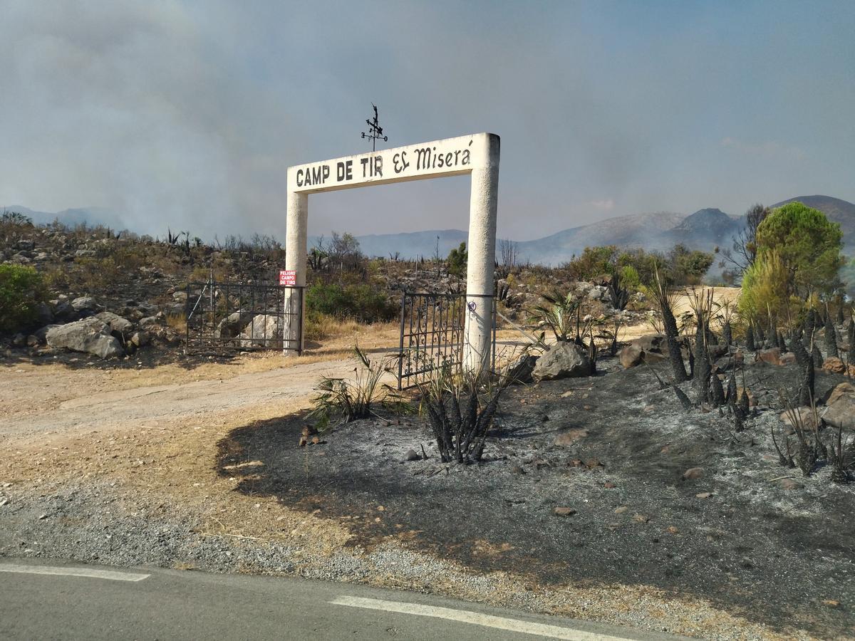 El acceso al campo de tiro tras arrasar la zona el fuego