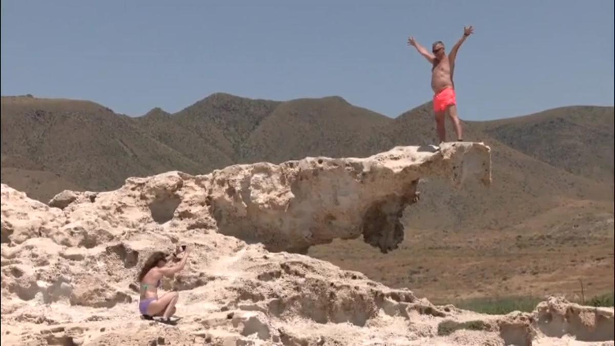 La fiebre por el selfi pone en peligro la duna milenaria de la playa de Los Escullos, en el Cabo de Gata