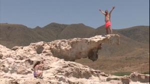 La fiebre por el selfi pone en peligro la duna milenaria de la playa de Los Escullos, en el Cabo de Gata.