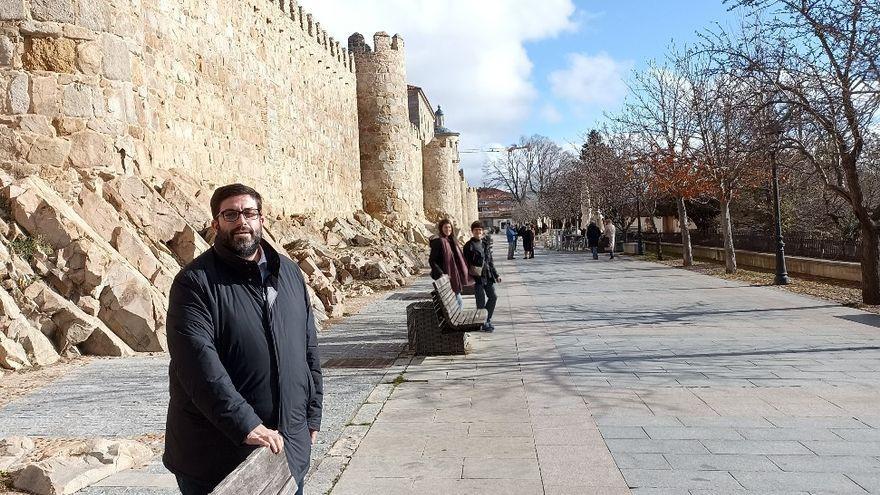 El alcalde de Ávila, en la muralla de la ciudad.