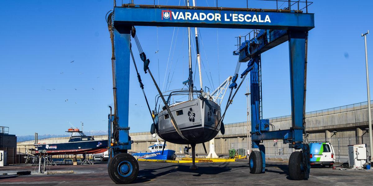 Una embarcació en manteniment al Varador de l'Escala.