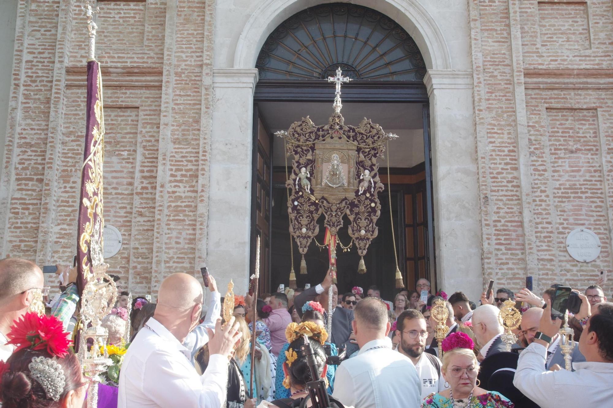 La Hermandad de Málaga sale en procesión hacia la Aldea del Rocío