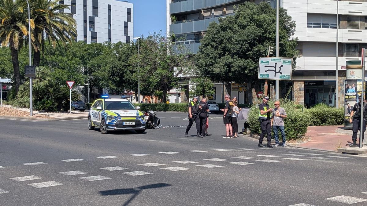 La Policía Local asiste a los involucrados en un accidente entre un coche y una moto en la Glorieta Tres Culturas.