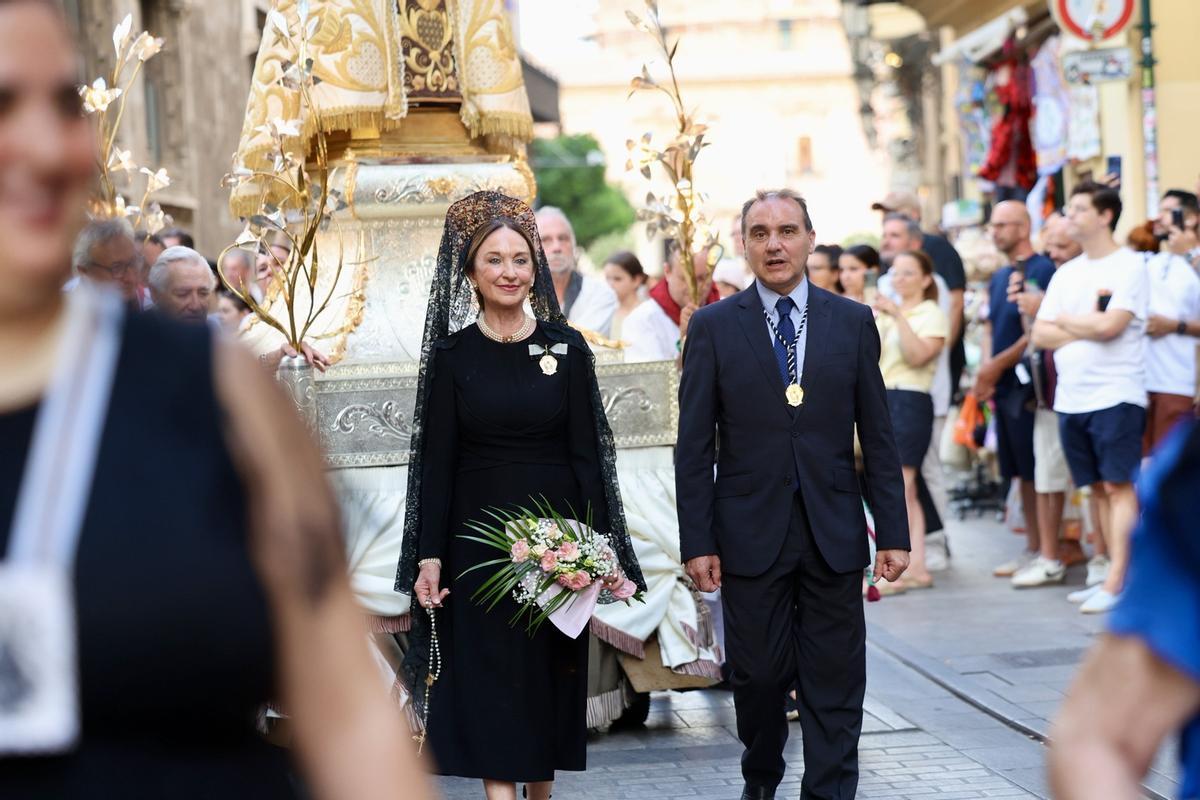 El barrio del Carmen saca en procesión a su patrona