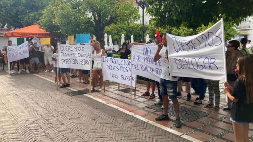 Hamaqueros de Marbella, ayer, durante la protesta delante del Ayuntamiento.