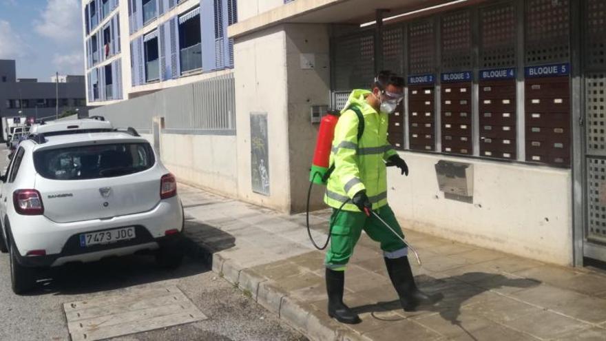 Santa Pola desinfecta dos viviendas en las que fallecieron ancianos con posibles síntomas de coronavirus