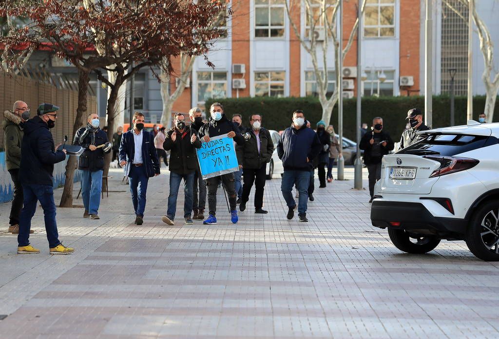 Los hosteleros se presentan en la Asamblea para recibir a López Miras