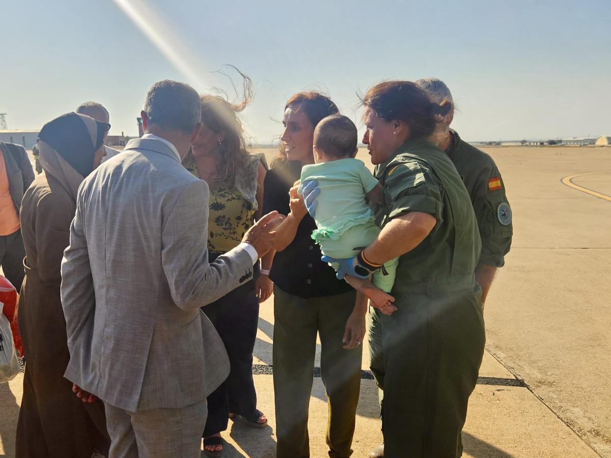 La ministra Mónica García en la base de Zaragoza.