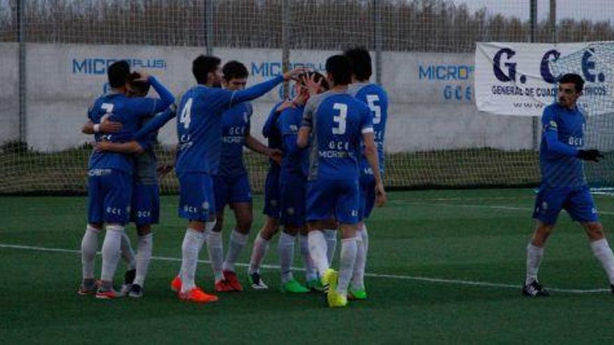 Los jugadores del Villaralbo celebran el primer gol