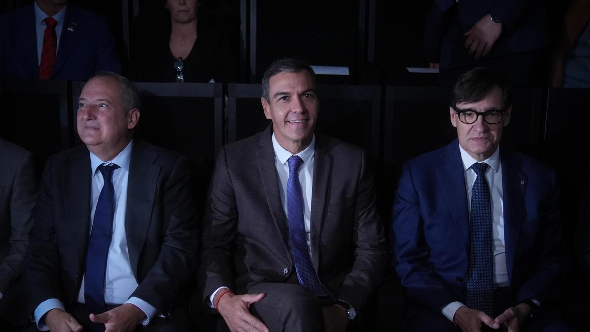 El presidente del Gobierno, Pedro Sánchez, entre el ministro de Industria, Jordi Hereu (a la izquierda), y el presidente de la Generalitat, Salvador Illa, en la presentación del informe 'Vidas Futuras', en el Disseny Hub Barcelona.