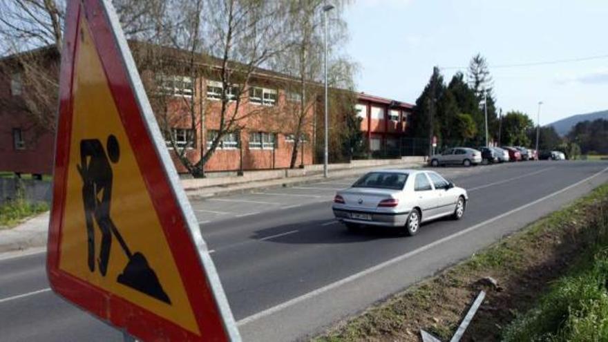 Imagen del colegio Villar Paramá, al pie del vial Portela-Souto de Vea, ahora en obras.  // Bernabé/Luismy