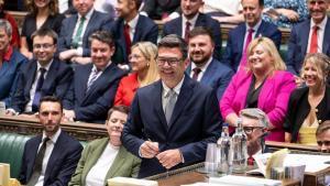 London (United Kingdom), 22/06/2026.- A handout photo made available by the UK Parliament shows Andy Burnham being sworn in as the Member of Parliament for Makerfield in the House of Commons chamber, in London, Britain, 22 June 2026. The ceremony follows the resignation of Prime Minister Keir Starmer. (Reino Unido, Londres) EFE/EPA/HOUSE OF COMMONS HANDOUT -- MANDATORY CREDIT: HOUSE OF COMMONS -- HANDOUT EDITORIAL USE ONLY/NO SALES. -- MANDATORY CREDIT: HOUSE OF COMMONS -- HANDOUT EDITORIAL USE ONLY/NO SALES
