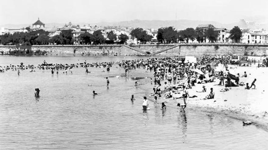 La playa fluvial de El Arenal fue la vía de escape al calor hasta no hace mucho, y también de infinidad de enfermedades crónicas y de dramáticos accidentes.