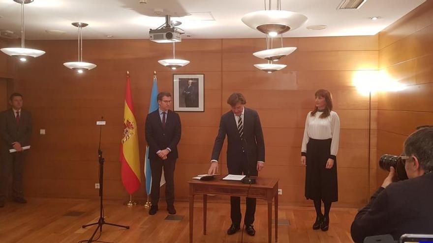 José Ramón Lete, en el centro, entre Núñez Feijoó y Marta Míguez. // FdV