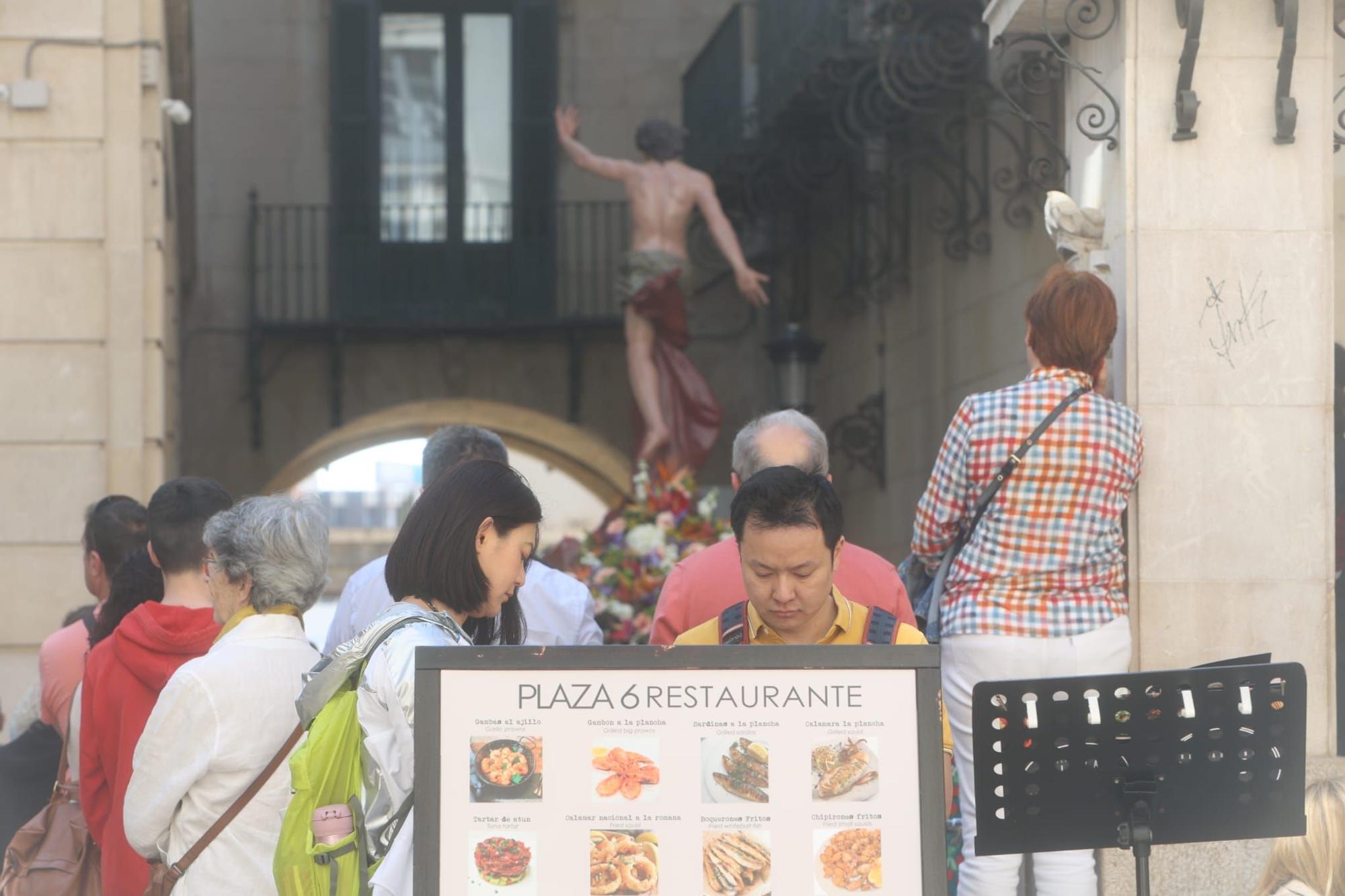 La Virgen de la Alegría y el Cristo Resucitado se encuentran en la plaza del Ayuntamiento de Alicante