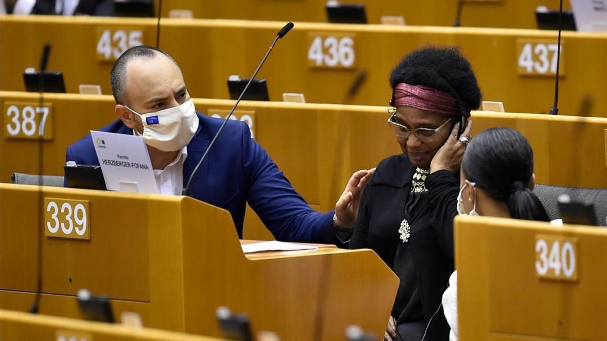 La eurodiputada Pierrette Herzberger-Fofana es consolada por unos compañeros, este miércoles, tras explicar su experiencia.