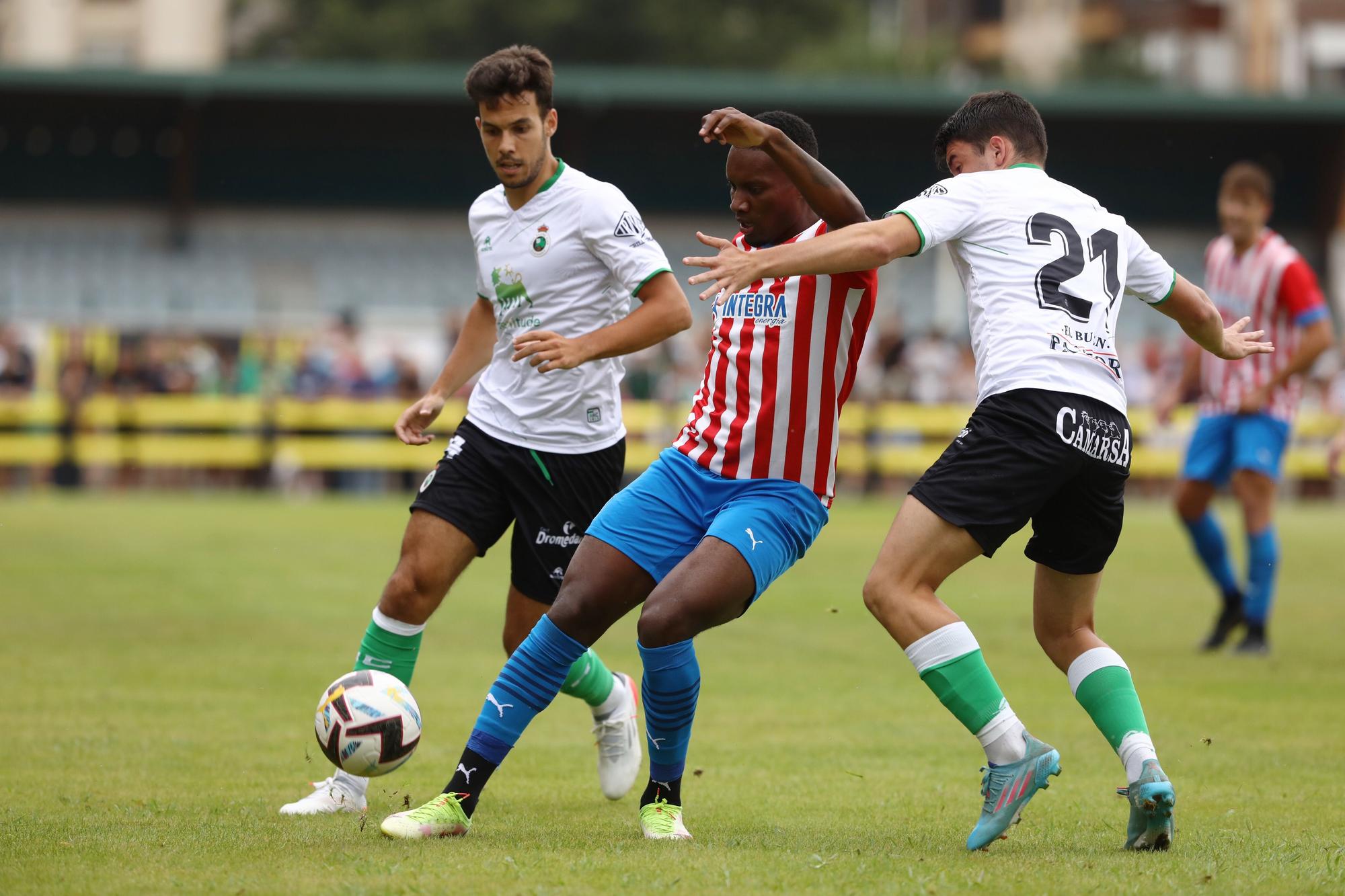 En imágenes: El Sporting vence por 1-0 frente al Racing de Santander en un partido amistoso