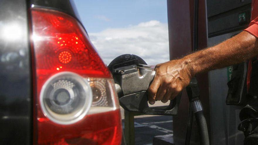 Un hombre pone gasolina en un vehículo.