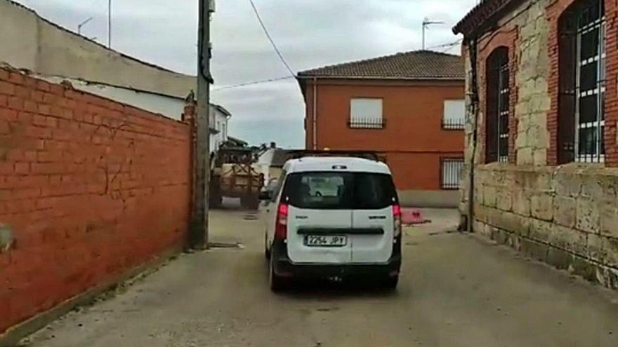 El vehículo del Ayuntamiento acompaña a un tractor en las labores de desinfección del pueblo.