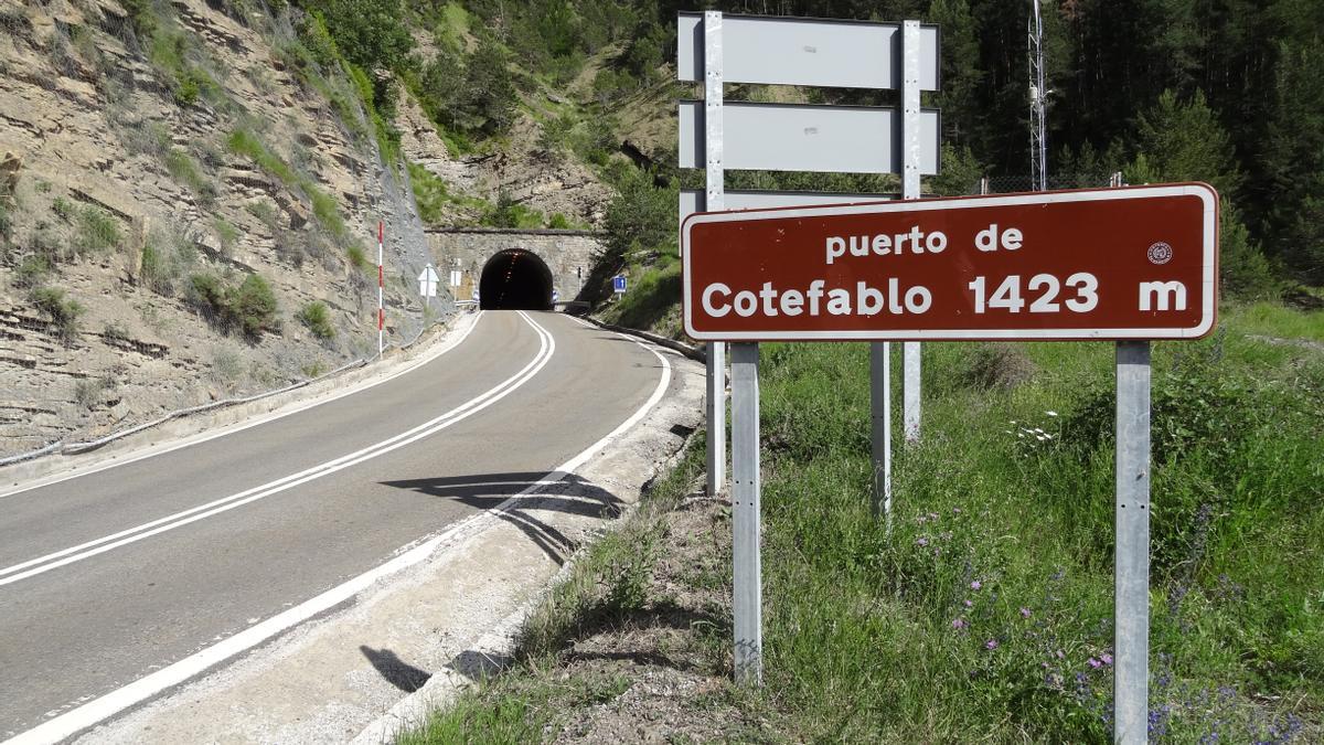 Cartel del puerto del Cotefablo con el túnel al fondo