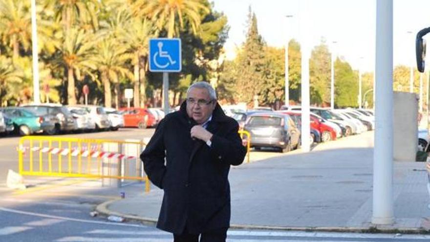 Ángel Fenoll, llegando esta mañana a los juzgados de Elche