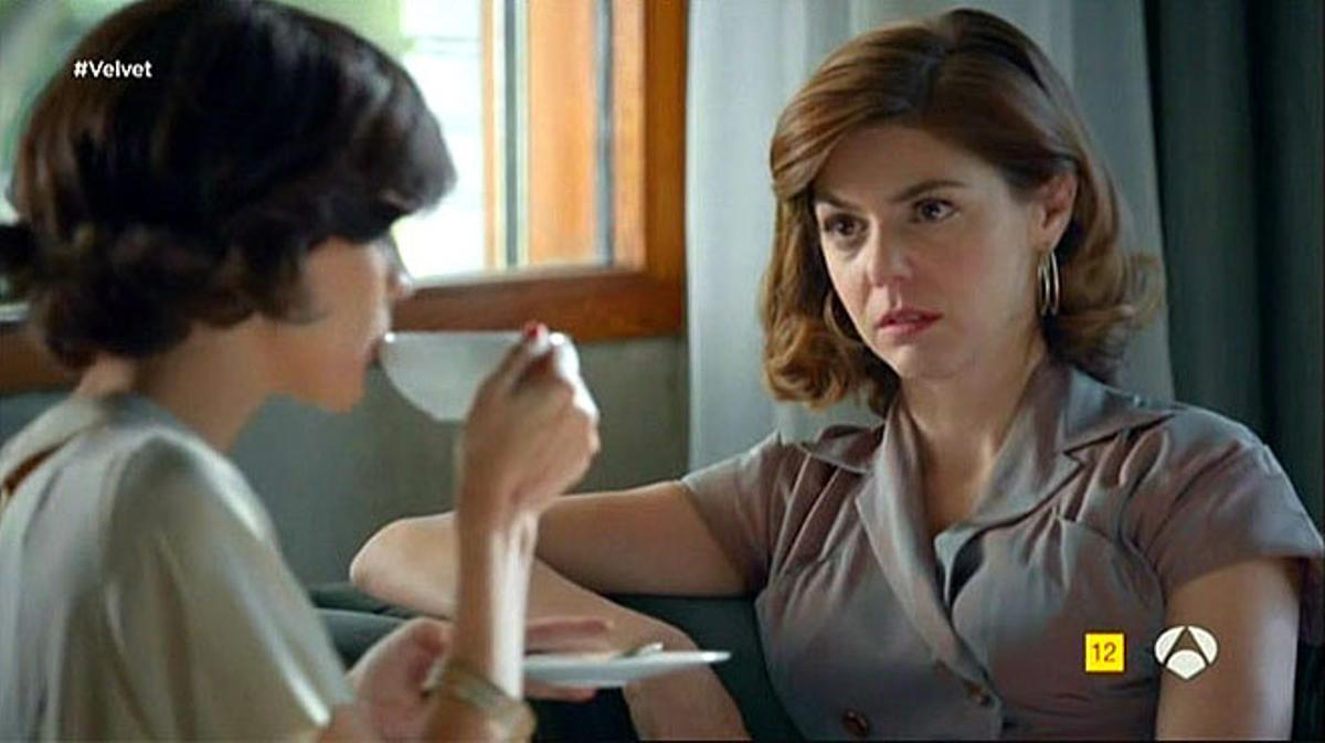 Bárbara (Amaia Salamanca) i Cristina (Manuela Velasco) s’expliquen les seves arborescents penes a ’Velvet’ (Antena 3 TV).