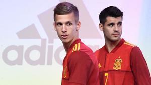 Olmo, junto a Morata, en la presentación de la nueva camiseta de la selección.