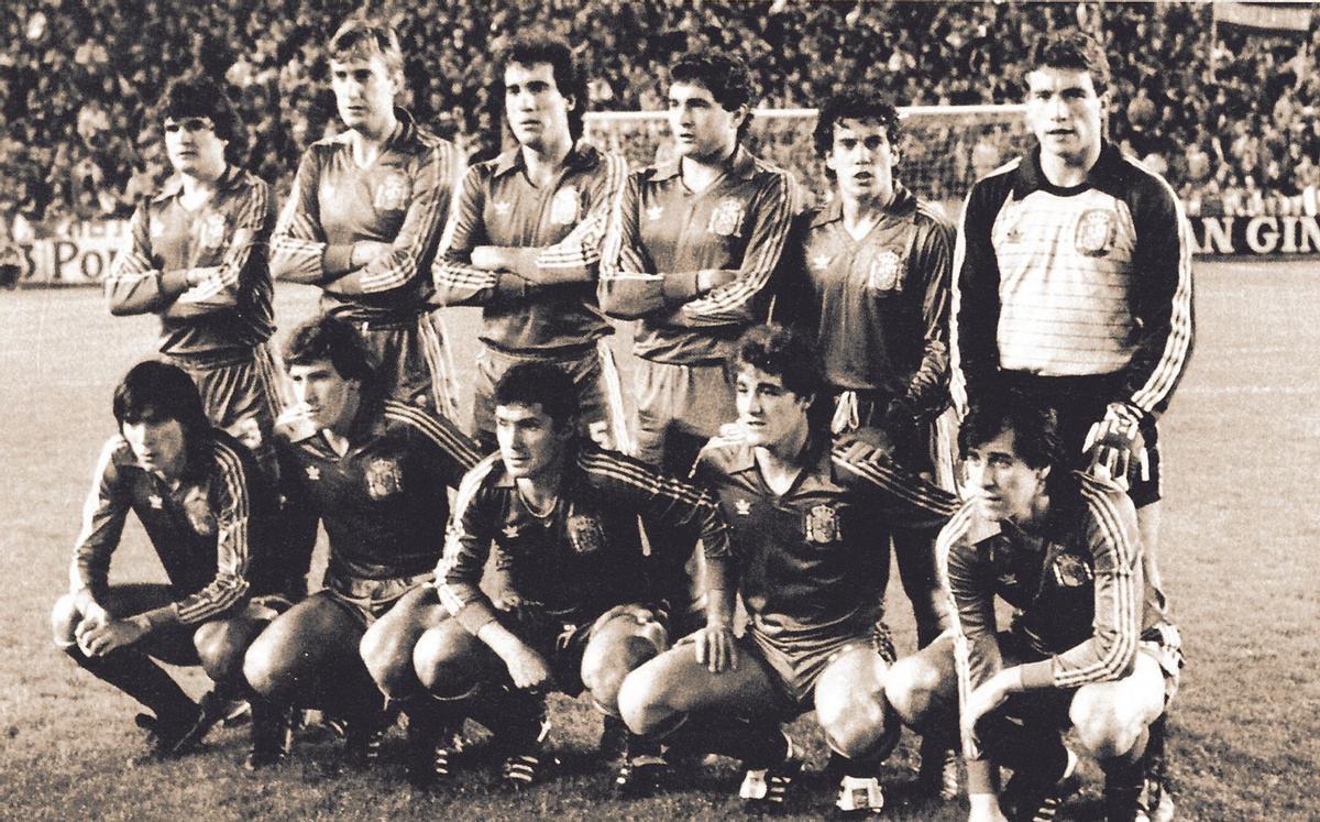 El once de aquella noche Camacho, Maceda, Goikoechea, Gordillo, Señor y Buyo (arriba), Carrasco, Víctor, Santillana, Rincón y Sarabia (abajo).