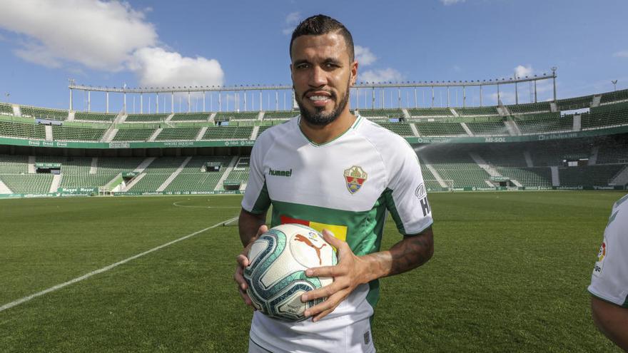 La plantilla del Elche en tratamiento preventivo por un posible positivo de Jonathas