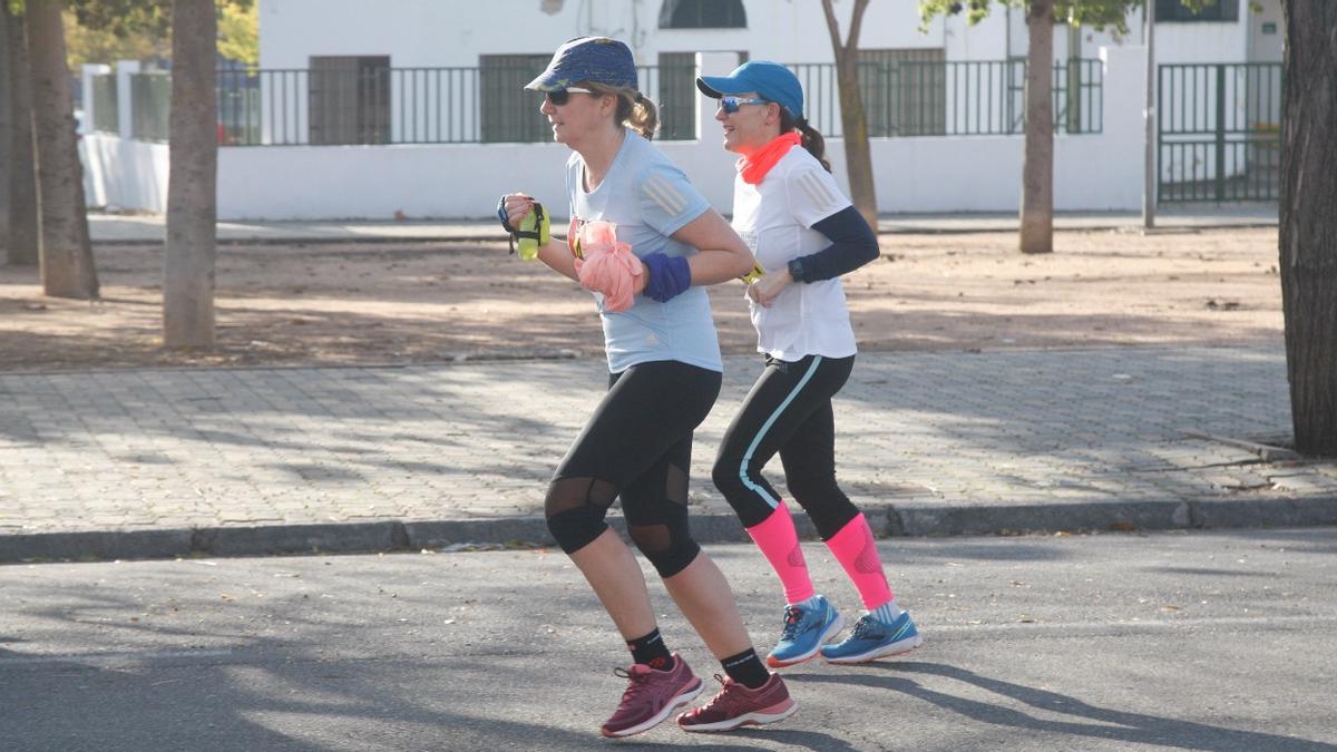 Dos atletas, durante la última edición de la Media Maratón de Córdoba.