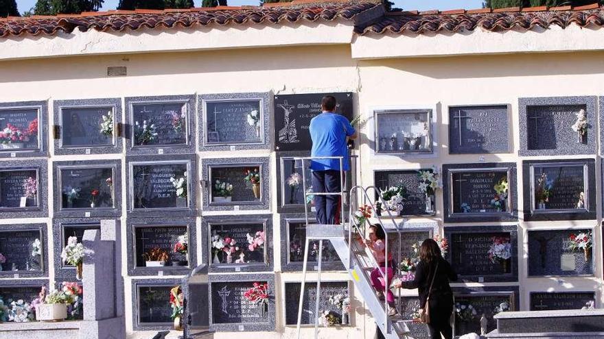 Propietarios de nichos en el cementerio reivindican mejoras en los tejados