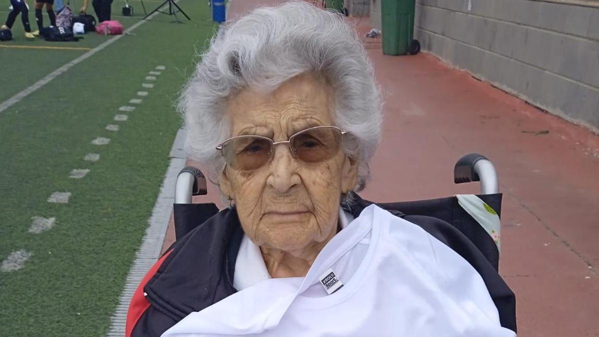 Doña Dolores en el Estadio Alfonso Silva