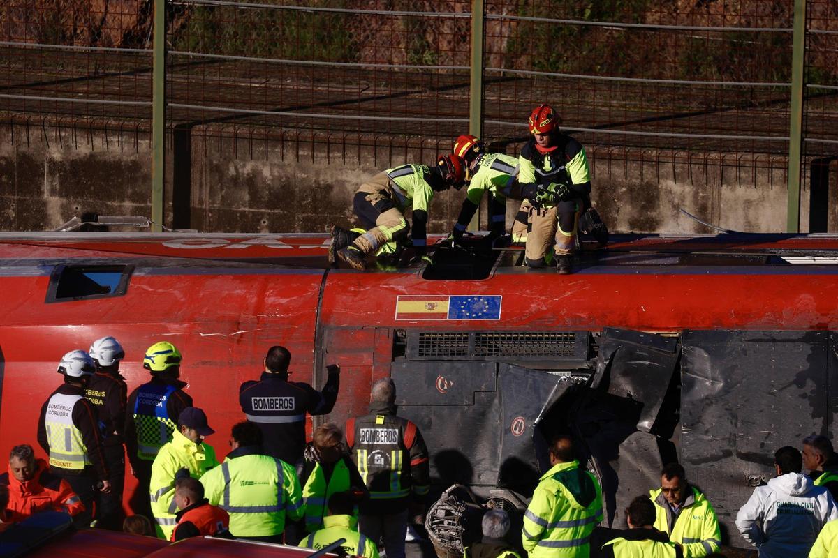 Actuación de los equipos de emergencia en uno de los vagones del tren Iryo.