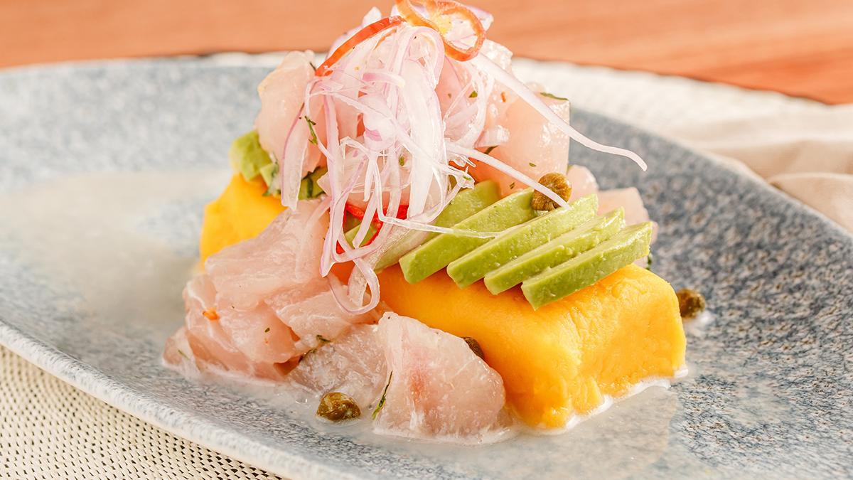 La causa limeña, uno de los platos más emblemáticos de la gastronomía peruana, combina patata amarilla, pescado, aguacate y cebolla morada.