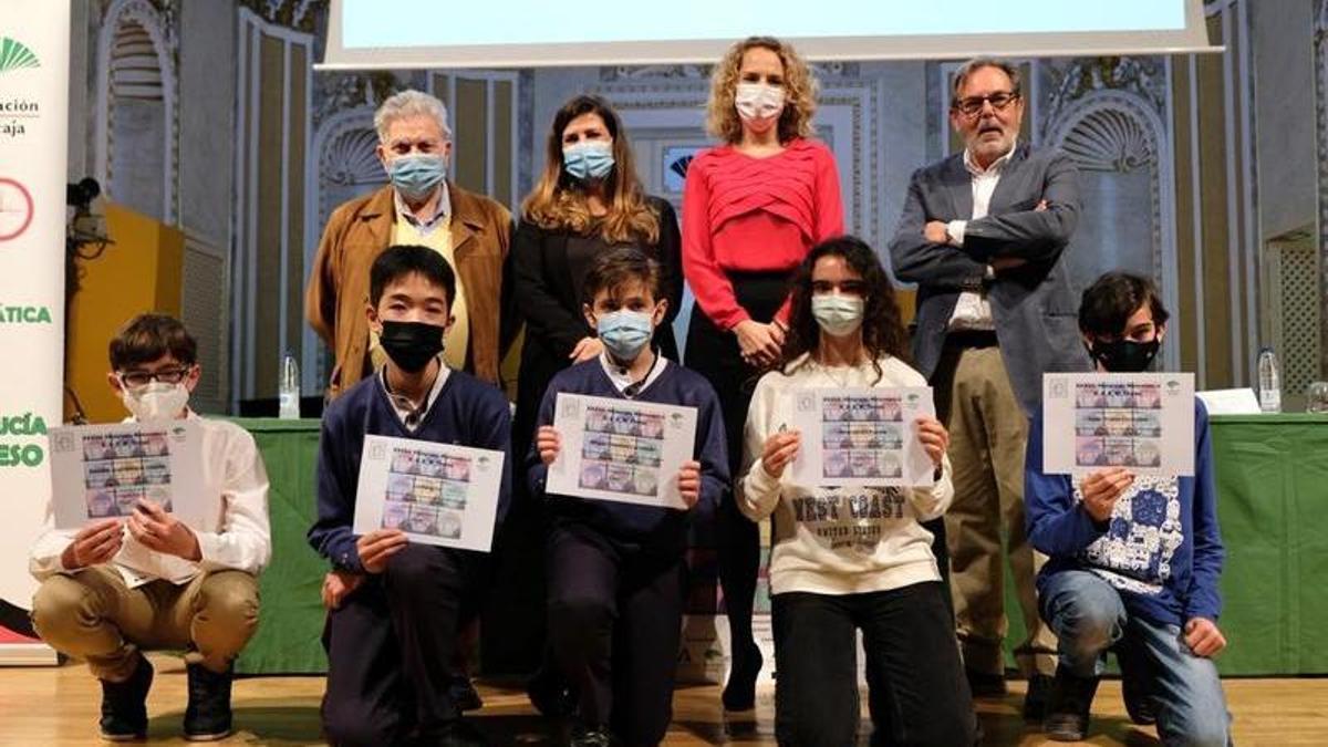 Foto de familia de los alumnos premiados en la XXXVII Olimpiada Matemática Thales.